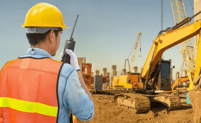 Tim Certifindo sedang berkonsultasi dengan klien tentang sertifikasi usaha konstruksi